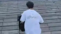 考生因暴雨被困路上，交警暖心安慰“莫哭莫哭莫哭 弟弟我们尽快”