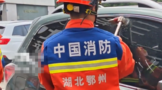距开考仅半小时准考证却被锁在车里，消防破窗取证