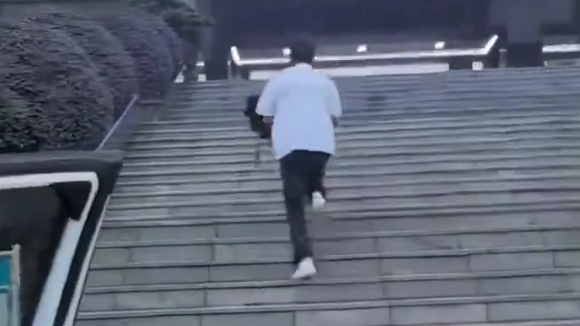 “莫哭莫哭莫哭 弟弟我们尽快”，考生因暴雨赶考路上被困，交警暖心安慰