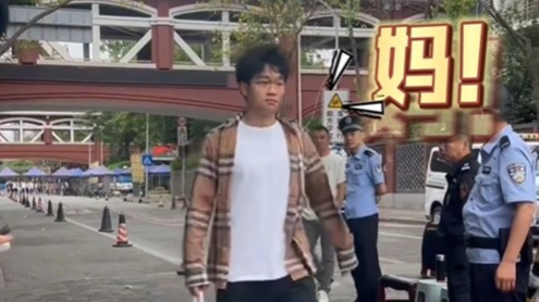 考生出考场大喊“妈” “显眼包”家长们齐声回应
