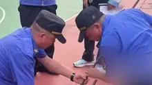 考生身份证掉下水道 城管跪地捞出