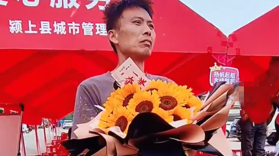 考场外这位满身泥水的父亲火了！“劳动人民最光荣，闺女从不嫌弃我们”