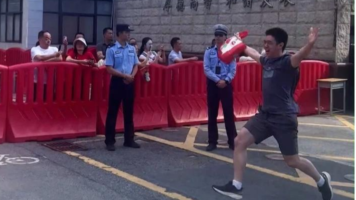 考生高考结束第一个飞奔出校，激动到原地蹦