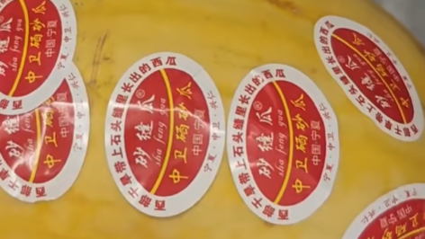 男子买瓜贴十几个标签，原以为是精品，没想到都是烂坑