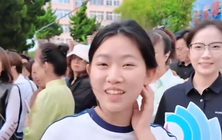 女生高考自己一个考场配3个监考老师