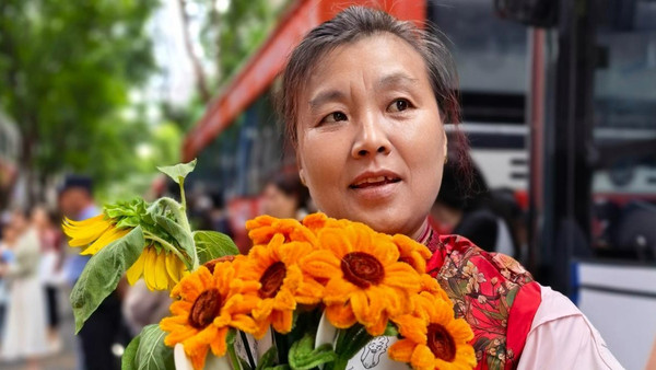 不是亲生，却倾尽所有！18年前被捡的弃婴高考后跪谢养母