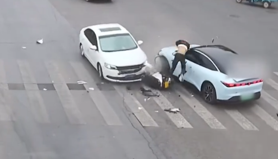 电动车手在十字路口遭遇车祸，全靠头盔扛下两次撞击