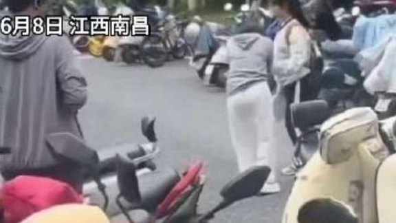 女生忘带准考证 让母亲帮忙送 因错过致迟到一分钟被拒门外 母亲情绪崩溃