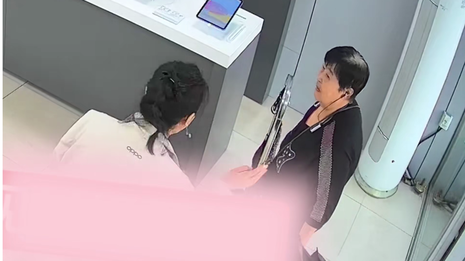 店员：你要1万还是2万？阿姨：我就买个充电宝