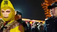 “猴哥”拉小孩拍照并收费，警方介入！拍照时装聋哑人收费20元，不给不让走
