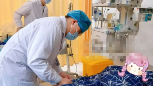 大二女生在寝室被蜈蚣咬伤后性情大变，检查发现双肺全白进ICU