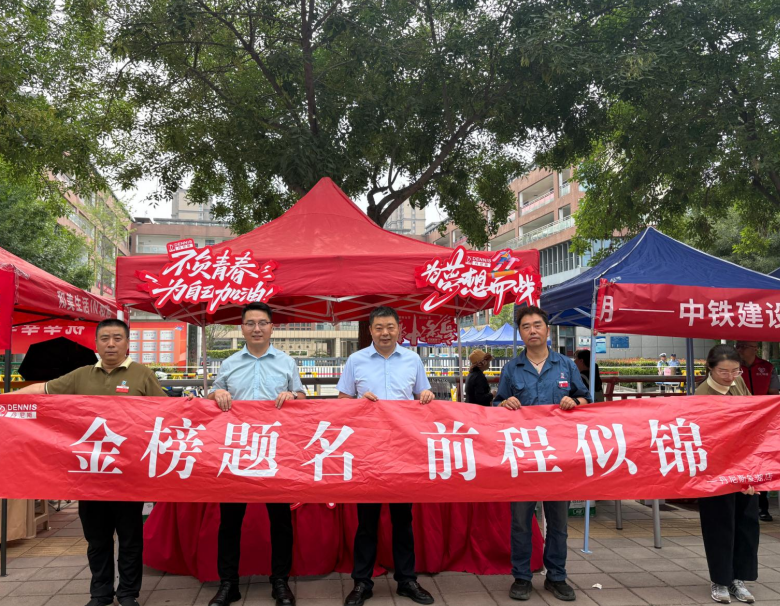 29年，丹尼斯在河南高考考场外的“另一种坚守”