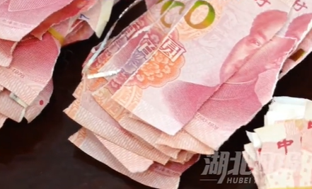 80岁老人认知下降撕碎十多万养老钱，13名银行工作人员加班手工拼接