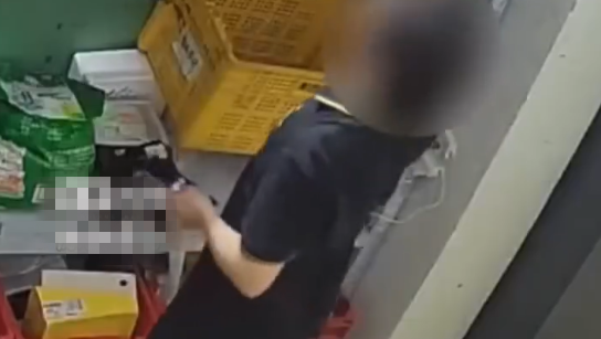 离大谱！男子为讨欢心多次偷快递送女友