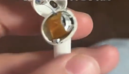 男生戴耳机睡觉 耳机在耳朵里炸了