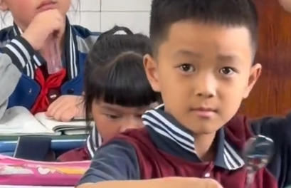 校园“托尼老师”上线，小学生用勺子当“理发镜”，悄悄变帅的样子太可爱