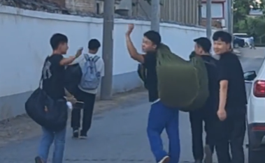 学生们毕业之际，背着行囊与老师道别，老师的一句话让人泪目……