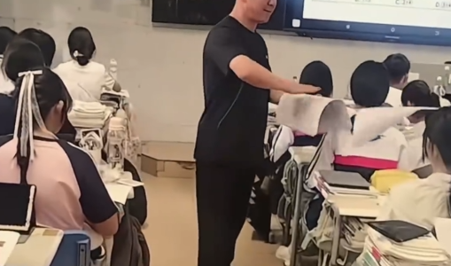 天下武功唯快不破！老师发卷稳似刀削面