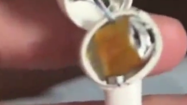 男生戴耳机睡觉，耳机在耳朵里炸了，当事人：当时有灼烧感，耳机不是杂牌