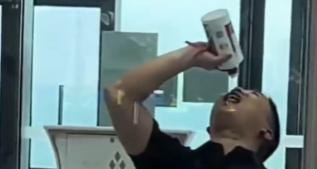 男子带茅台乘高铁被安检拦下，三分钟豪饮整瓶，妻子：微醺，没闹