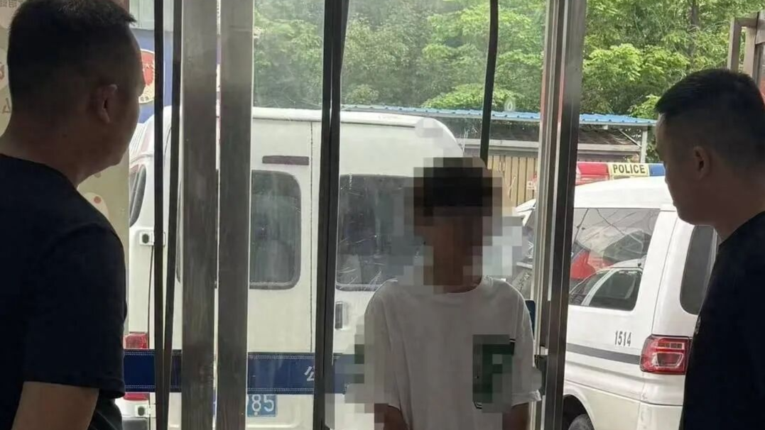 “他能说出我的名字、房间号”，小区保安长期匿名骚扰业主母女，警方已介入