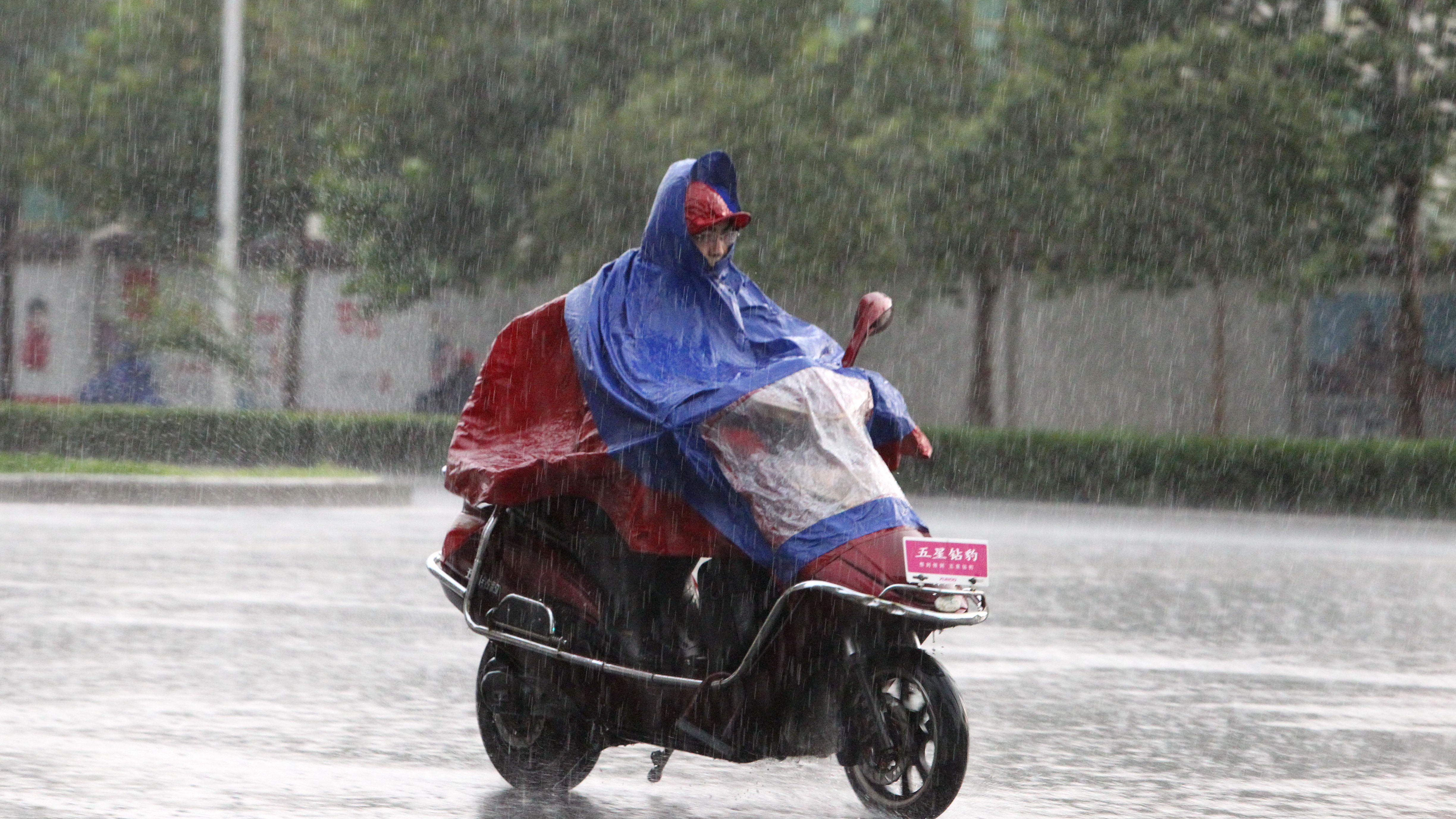 “建议爬山不要买白色雨衣”热搜第一！网友：你猜我们为什么要五颜六色？