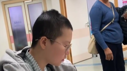 女生确诊肺癌后经历4次化疗20次放疗：剃光头挺酷的，不用洗头了