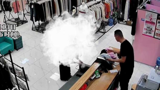 女子两小时试了40多件衣服，得知要买33件时，老板的反应亮了
