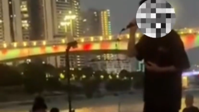 “像鬼叫一样，精神折磨”！一主播广场唱歌被举报，当事人：民警让我小声点