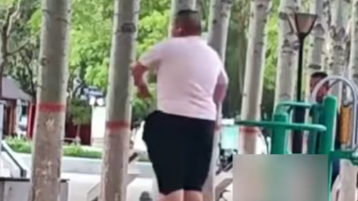 大哥在公园转盘上疯狂旋转一小时，网友：有当飞行员的潜力
