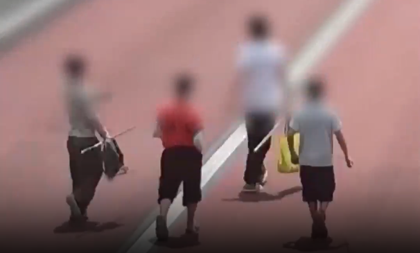 4名小学生翻上高速公路，横穿车道，在隧道内追逐打闹，险象环生