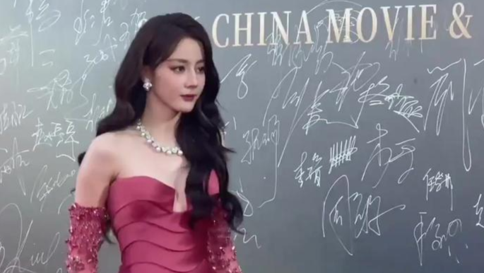 迪丽热巴时隔605天回归红毯，其礼服与争议手机壳为同一色系