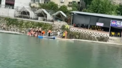 两男子被吸进排水口众人拼命拉住：一人被拉起，一人在排水口另外一端被救出