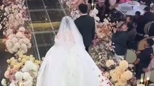 4000元一桌的婚宴上菜带冰碴还撤离宾客，新郎崩溃