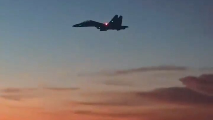 超帅！空军歼-16战机迎着晨光训练