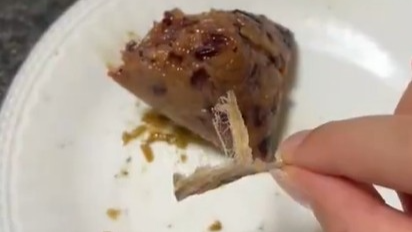 女子在粽子中吃出烟头 商家：车间都是女工，不可能有烟头