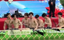 60后大爷看00后龙舟男团腹肌笑了
