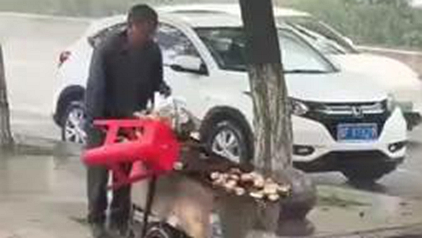 大叔雨中捡土豆网友纷纷来捧场 知情人：他唯一的伞借给了带着孩子的母亲