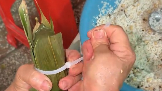 男子端午用扎带包粽子 网友提醒：塑料煮了安全吗？