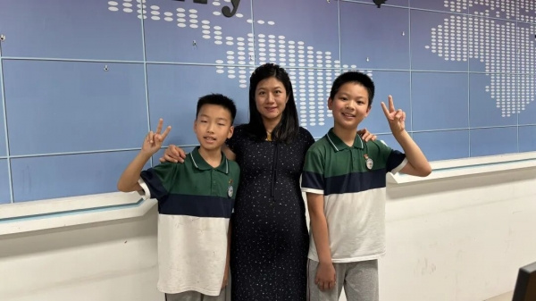 怀孕老师摔倒两名男生飞奔去扶