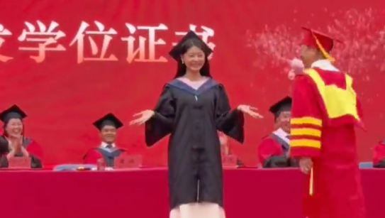 学生毕业典礼自带泡泡机入场，校长：360°安排！