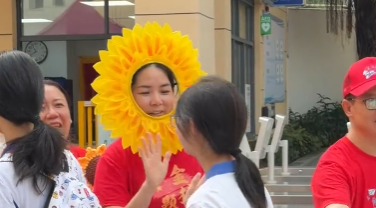 “显眼包”家长头戴大朵向日葵，祝福考生们一举夺“葵”