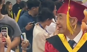 山东理工大学毕业典礼，严肃导师化身玩偶派送员，宿管唱响常回家看看