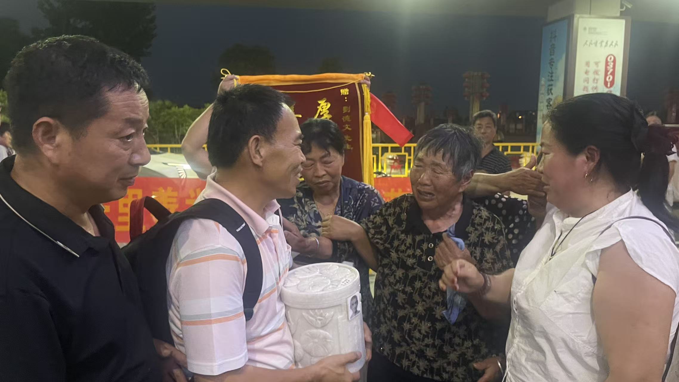 “灵魂摆渡人”刘德文送商丘籍老兵回家 老兵女儿：终于团圆