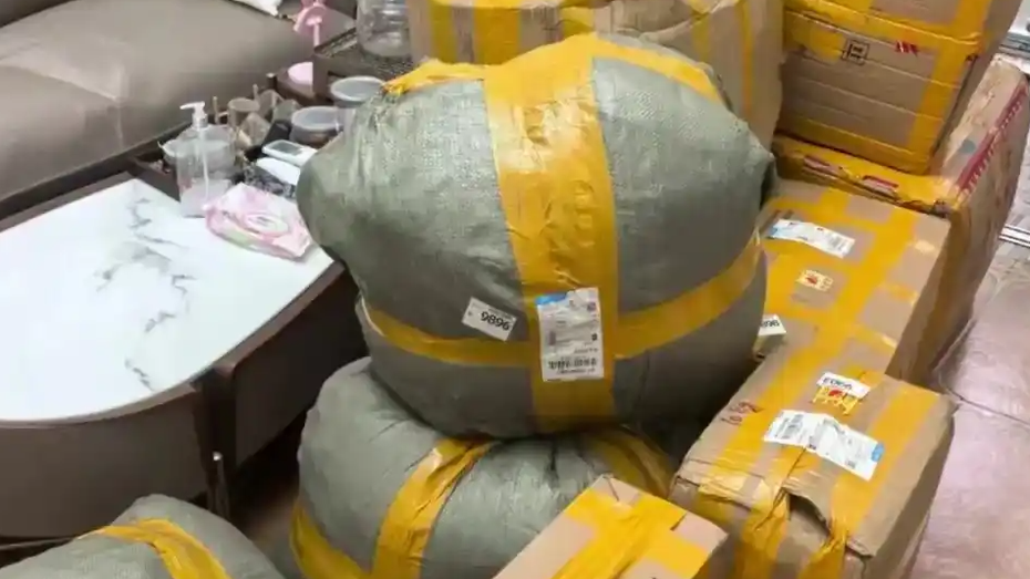 女生毕业寄几百斤包裹回家，收到快递的妈妈“天塌了”，直呼可怕