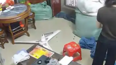 广东女子差1秒就被脱落吊扇砸中了，老风扇螺丝松动酿险情