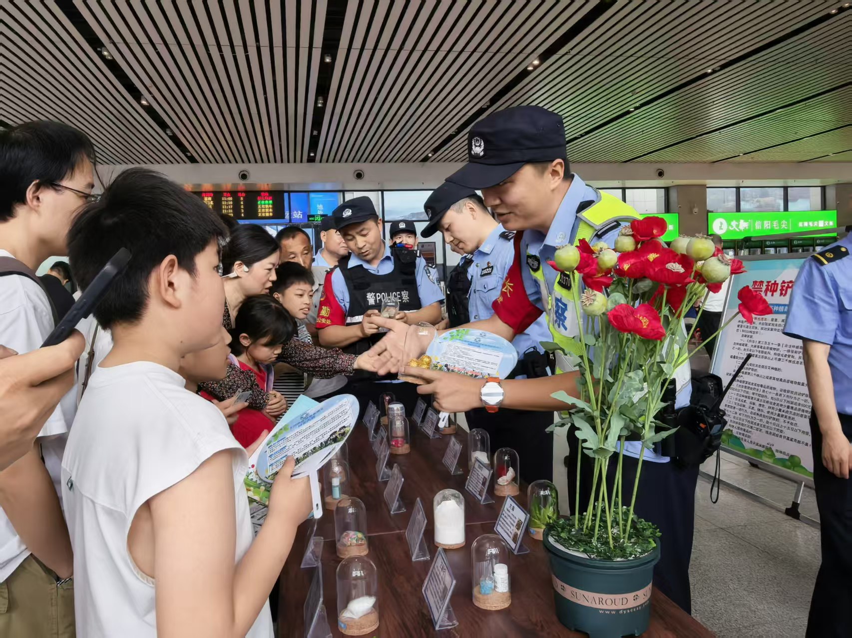 路地警企联动开展禁毒宣传 筑牢铁路平安防线