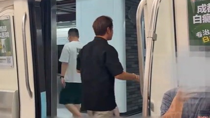 赵露思爸爸拍vlog“翻车” 手机落在路人手里 网友：幽默是遗传的