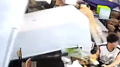 万幸！男子刚离开座位，身后冷柜就倒了下来