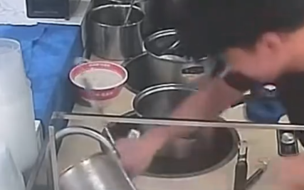 男子的手机不慎掉入热锅中！他一着急直接徒手去捞